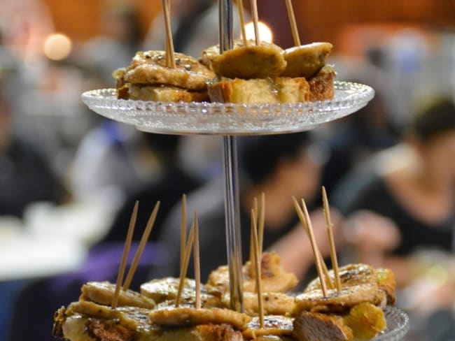 Toasts au confit d'ail et oignon déglacé au cassis et rondelle de boudin blanc