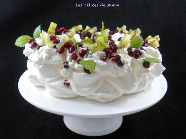 Pavlova de Noël avec kiwis et grenades