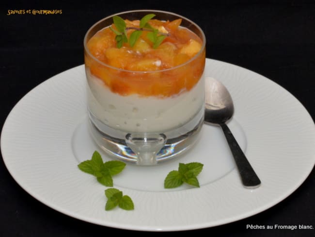 Pêches au fromage blanc