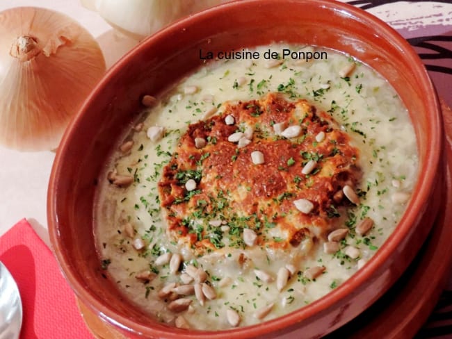 Soupe à l'oignon gratinée avec ses croûtons