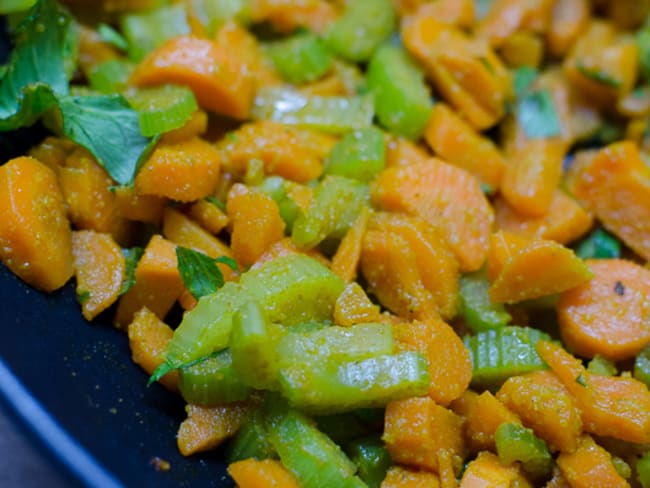 Poêlée de carottes et de céleri-branche au curry : un bel accompagnement