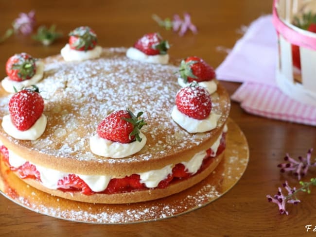 Victoria sponge cake aux fraises le gâteau royal