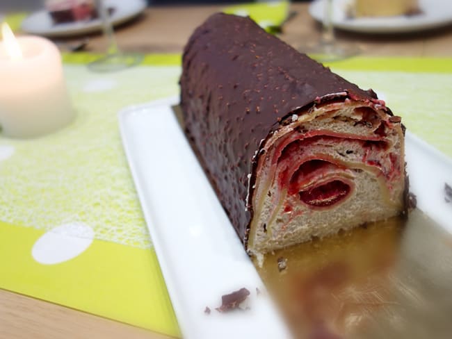 Bûche crêpes framboises vanille 