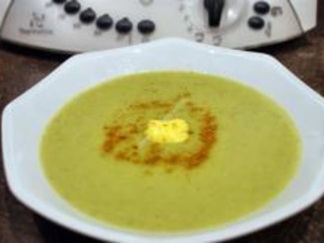 Velouté de brocolis, petit pois, curry au thermomix facile et rapide