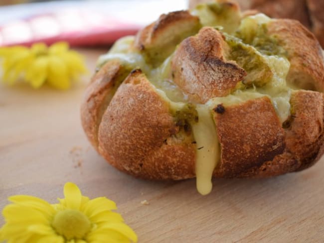 Pain fourré à la Tomme du Jura et au pesto de jeunes pousses d'ortie