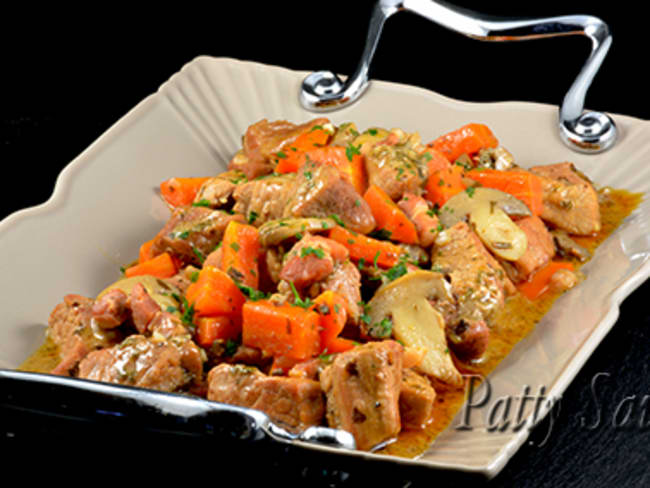 Sauté de veau, sauce au porto mijoté avec des carottes, lardons et champignons