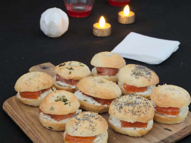 Mini bagels au saumon gravlax et fromage frais aux fines herbes