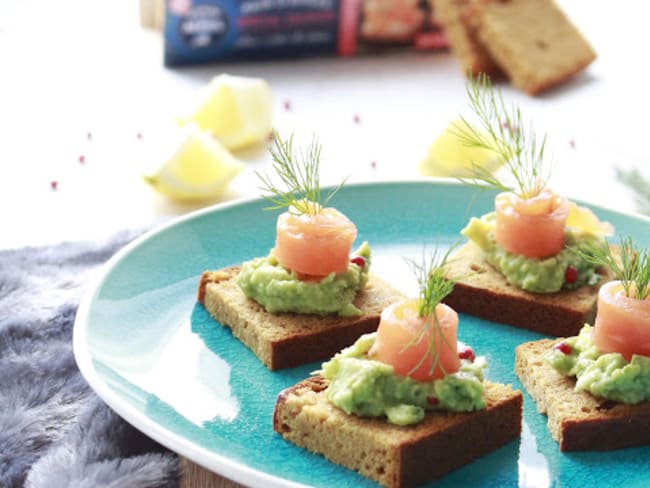 Toasts de pain d'épices à l'avocat et saumon