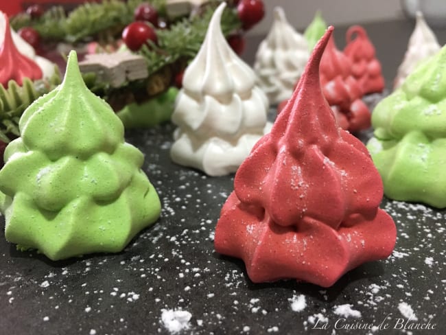 Sapins de Noël rouges et verts en meringue