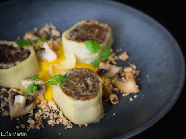 Fleischschnacka de champignons aux épices, crème de butternut au safran, streusel de noisettes à la cannelle et pointe de citron confit