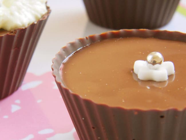 Mignardises en coque de chocolat pour la fin de repas ou pour le goûter.