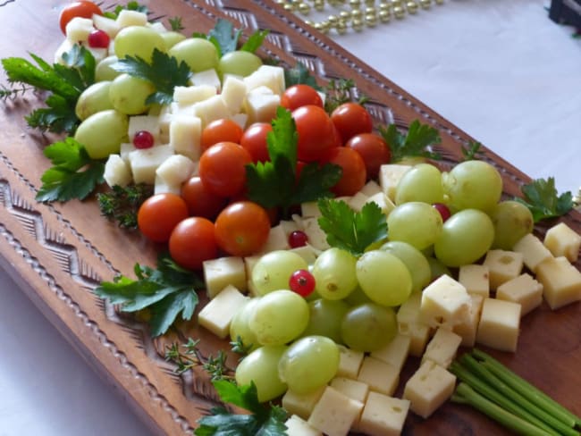 Apéritif rapide et facile pour les fêtes (fromage, raisin, tomate cerise) 