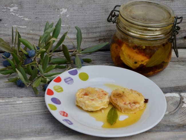 Délicieux , fromages de chèvre cabécou marinés à l’huile