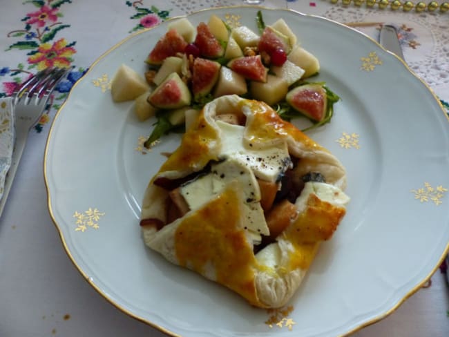 Feuilleté chèvre et confit de pomme et oignon rouge et sa roquette aux poires et figues