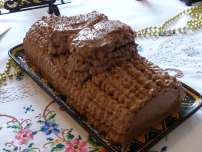 Bûche chocolat, praliné et compotée de poire à la vanille