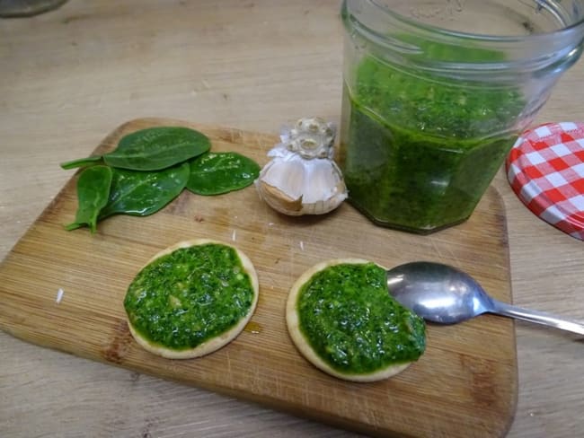 Pesto aux jeunes pousses d'épinard et mélange de graines