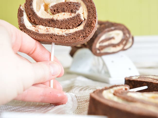 Sucettes gourmandes de bûche roulée chocolat, poire et caramel