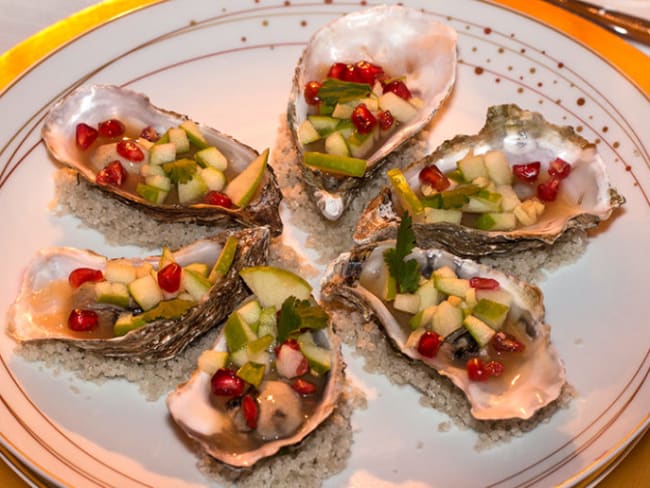 Huîtres en gelée de cidre au gingembre, toasts au beurre d’algues