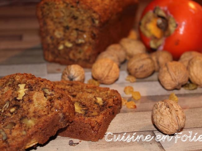 Cake sucré aux kakis, noix et raisins