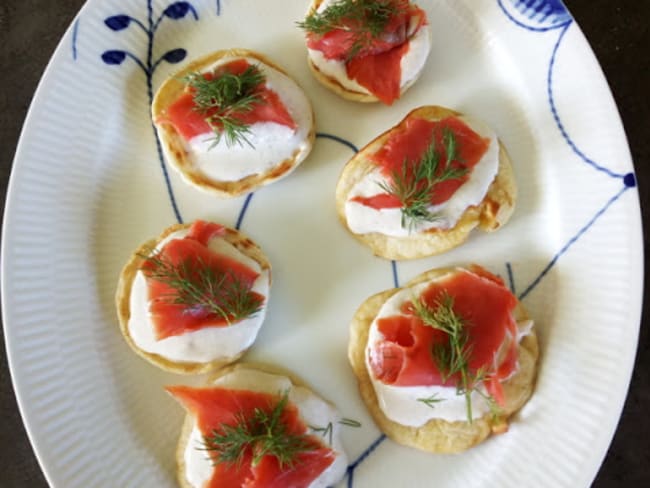 Blinis au saumon sauvage fumé et crème épaisse