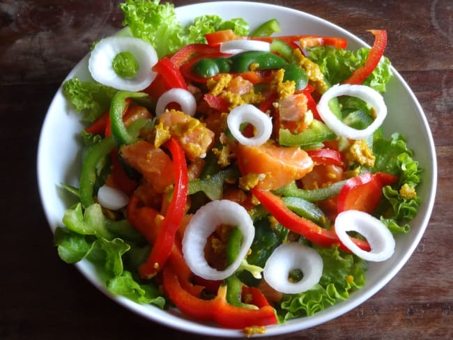 Salade de saumon au curry et huile de coco