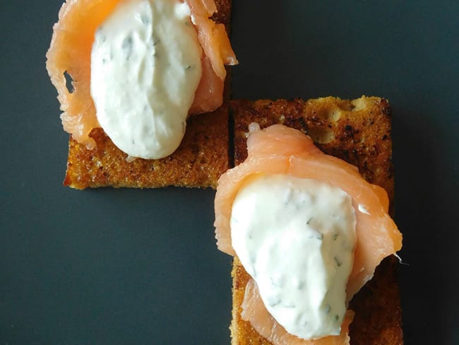 Toasts de pain d'épices au yaourt à la grecque, raifort et saumon fumé