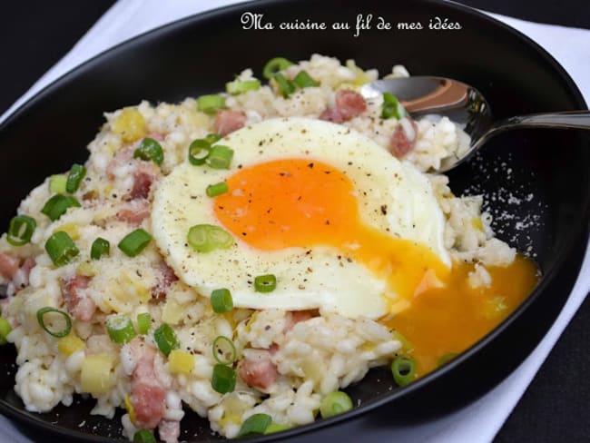 Risotto aux poireaux, lardons grillés et oeuf sur le plat