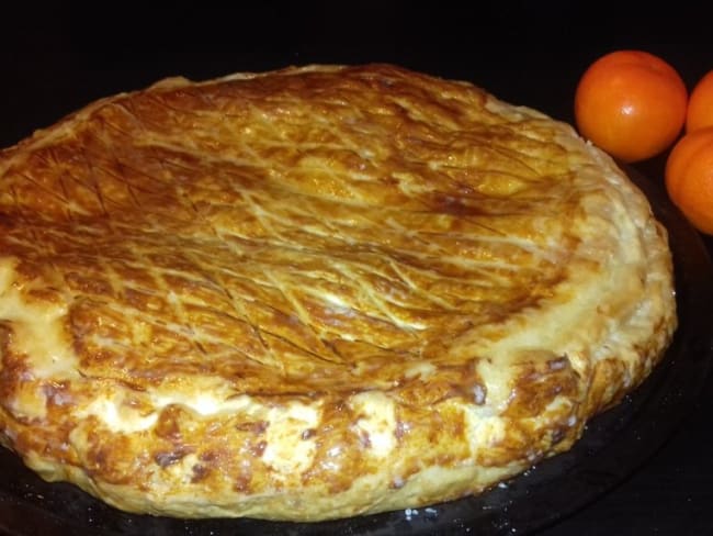 Galette des rois à la frangipane, zestes de mandarine et pépites de chocolat