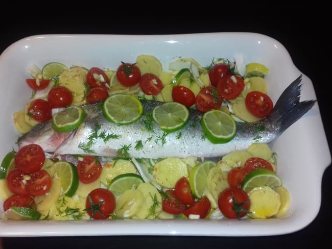 Bar ou loup de mer, petits légumes et citron vert au four