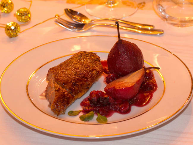 Canette rôtie, poires au vin et sauce aux canneberges pour les fêtes