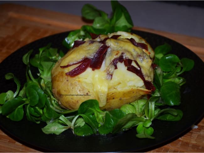 Pomme de terre farcie façon raclette accompagnée d'une salade verte