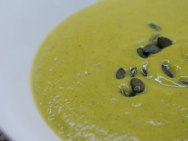 Soupe d'hiver de chou-fleur et de brocoli au curry