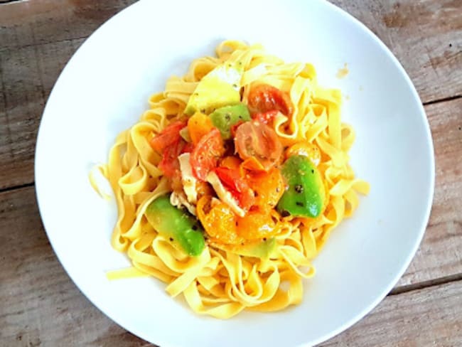 Pâtes tagliatelles tomates, avocats et fromage de chèvre