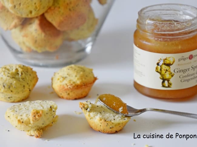 Scone aux graines de pavot parfumé au citron et garni de confiture de gingembre