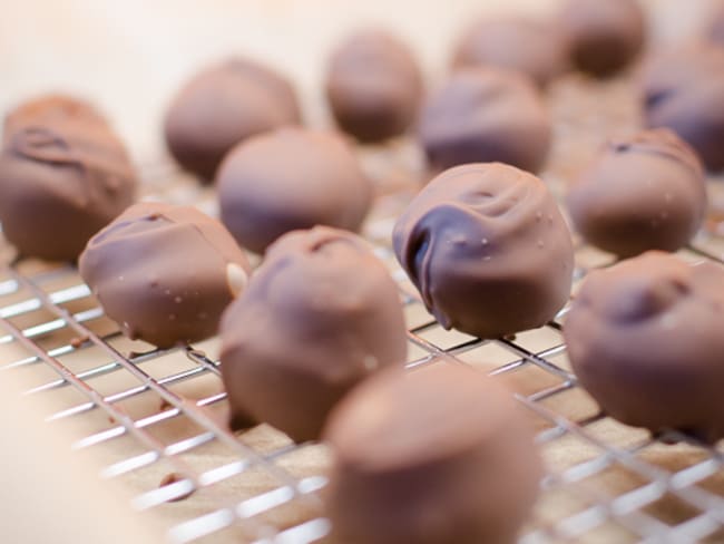 Bouchées de pâte d'amande au chocolat au lait