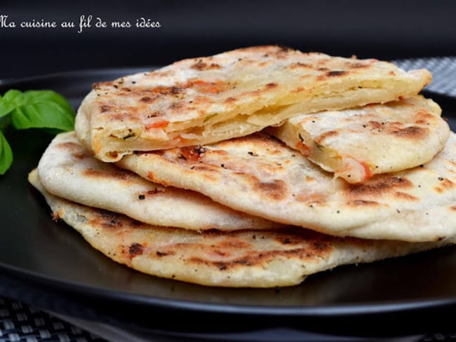 Pains naans à la mozzarella, tomate et basilic