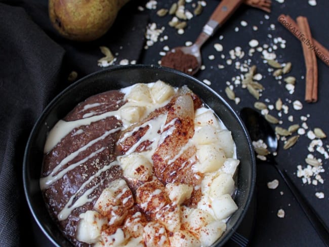 Porridge poire crue et rôtie, cacao, cannelle et cardamome