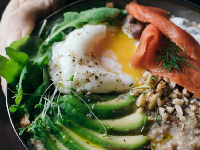 Porridge salé au miso, saumon et avocat