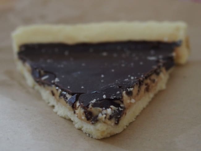 Torta fina dulce de leche y chocolate croquante