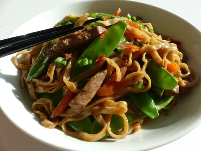 Nouilles sautées au bœuf et aux légumes : un plat à l’accent asiatique