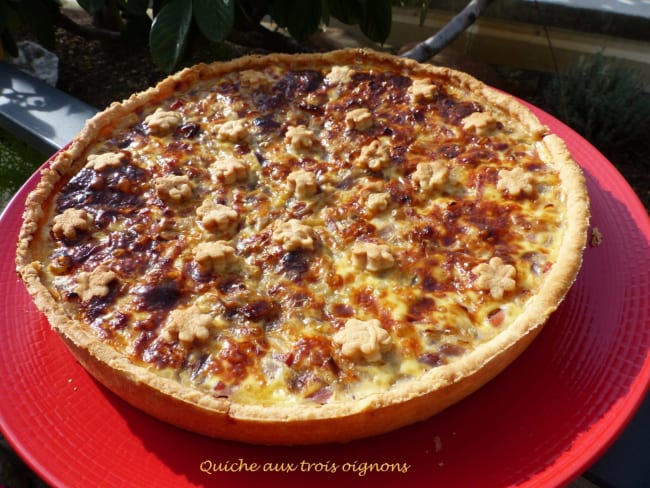 Quiche aux trois oignons blanc, jaune et rouge 