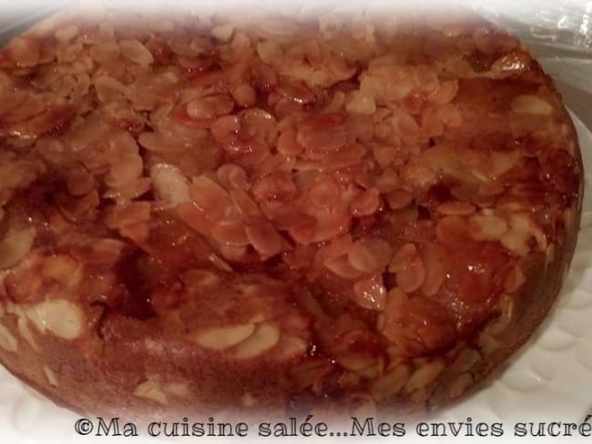 Crousti-moelleux aux amandes, pommes, raisins secs et cranberries