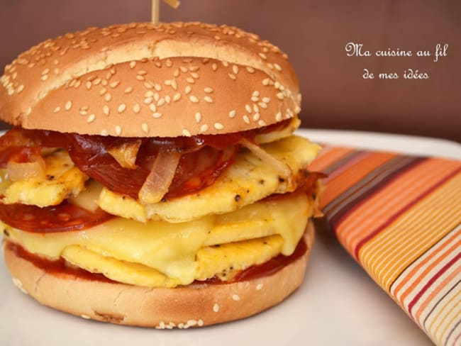 Burger à l'omelette, oignons, chorizo et fromage à raclette