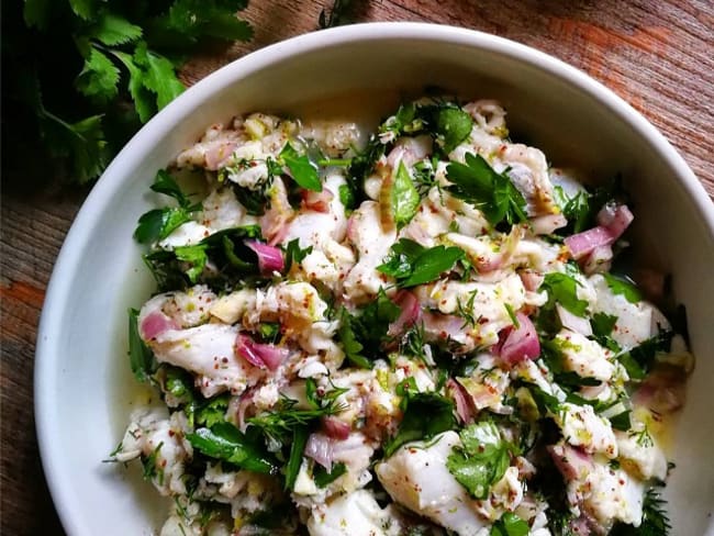 Ceviche de cabillaud, herbes fraîches et sumac