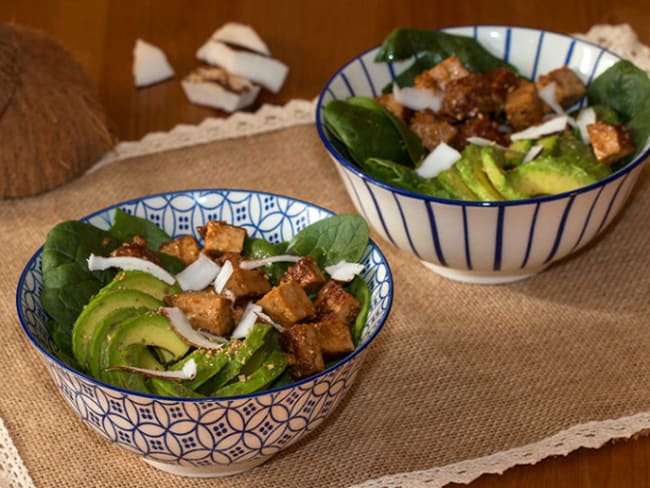 Salade d’épinards baby et avocat aux lardons de tofu fumé