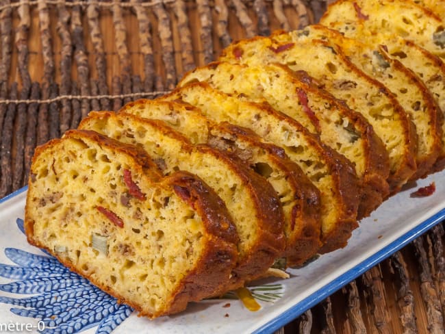 Cake campagnard au pâté, cornichons et huile de noix