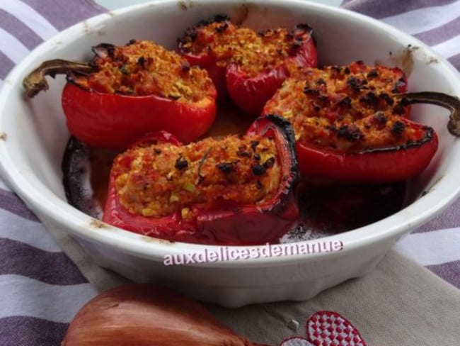 Poivrons farcis au poulet, courgette, semoule et coulis de tomates