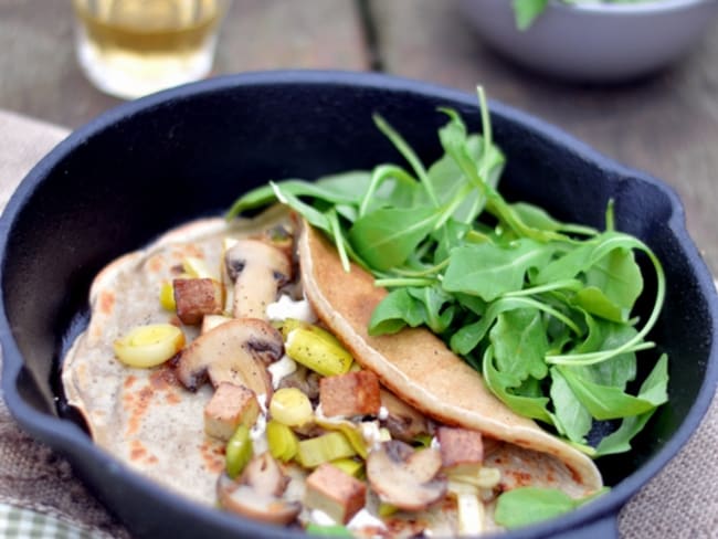 Crêpe à la noisette, au tofu fumé, poireau et champignons