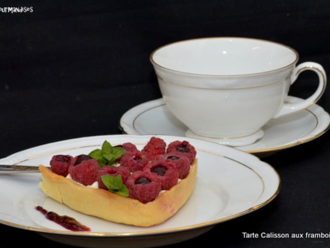 Tarte Calisson aux framboises fourrées