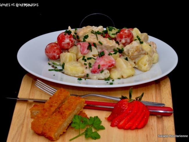 Salade flexitarienne avec des steaks végétariennes, des légumes, etc.